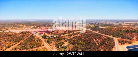 Pianure di suolo rosso entroterra australiano intorno alla città mineraria di Cobar con miniera di rame a cielo aperto - panorama aereo. Foto Stock