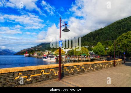 Lungomare del Lago Wakatipu nel centro di Queenstown in nuova Zelanda. Foto Stock