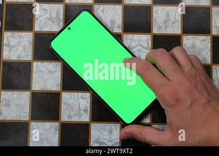 Telefono con impugnatura maschio con schermo verde Foto Stock