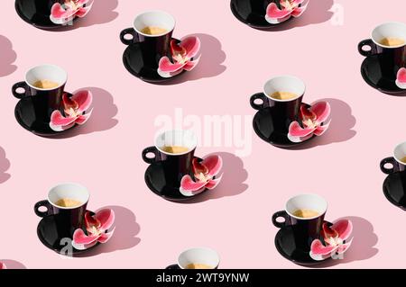 Motivo alla moda fatto di tazza di caffè nero con fiore di orchidea su sfondo rosa. Concetto creativo di caffè. Idea di un espresso minimalista. Foto Stock