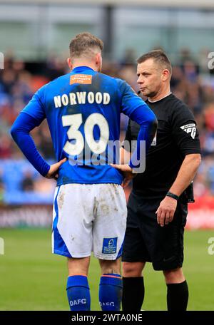 L'arbitro Garreth Rhodes e James Norwood dell'Oldham Athletic Association Football Club durante la partita della Vanarama National League tra Oldham Athletic e Chesterfield al Boundary Park di Oldham, sabato 16 marzo 2024. (Foto: Thomas Edwards | mi News) crediti: MI News & Sport /Alamy Live News Foto Stock