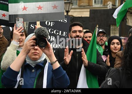 Downing Street, Londra, Regno Unito. 16 marzo 2024. Un piccolo gruppo della comunità siriana sta dimostrando 13 anni dalla rivoluzione contro Assad a Londra, Regno Unito. Credito: Vedi li/Picture Capital/Alamy Live News Foto Stock