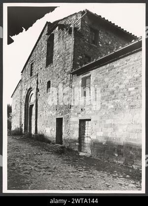 Umbria Perugia Pieve di confine Cascina Romanica. Hutzel, max 1960-1990 stampe mostrano il vecchio edificio (chiesa?) con motivi animali e vegetazione sul portale. Altre foto esterne mostrano un'estremità absidale arrotondata con nicchie. Note oggetto: Nessuna nota Hutzel. Il fotografo e studioso tedesco Max Hutzel (1911-1988) fotografò in Italia dai primi anni '1960 fino alla sua morte. Il risultato di questo progetto, citato da Hutzel come foto Arte minore, è un'accurata documentazione dello sviluppo storico dell'arte in Italia fino al XVIII secolo, che comprende oggetti degli Etruschi e dei Romani, oltre che del mediev Foto Stock