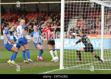 Millie Turner porta in testa Brighton & Hove Albion Women contro Manchester United Women Adobe Women's fa Cup al Broadfield Stadium, Crawley Town FC Foto Stock