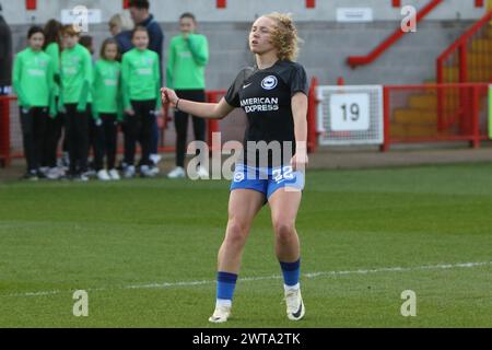 Katie Robinson scalda Brighton & Hove Albion Women contro Manchester United Women Adobe Women's fa Cup al Broadfield Stadium, Crawley Town FC Foto Stock