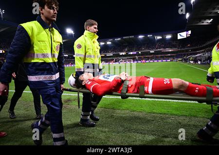 Bruxelles, Belgio. 16 marzo 2024. Il Ryotaro Tsunoda di Kortrijk lascia il campo ferito in una partita di calcio tra RSC Anderlecht e KV Kortrijk, sabato 16 marzo 2024 a Bruxelles, l'ultimo giorno (30/30) della prima divisione del campionato belga 'Jupiler Pro League' 2023-2024. BELGA PHOTO LAURIE DIEFFEMBACQ credito: Belga News Agency/Alamy Live News Foto Stock