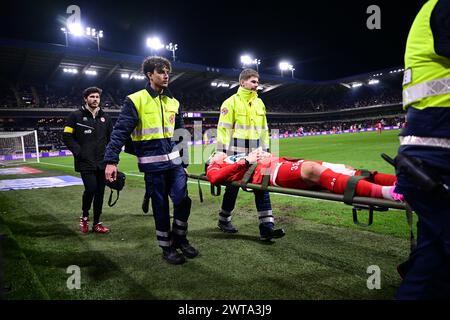 Bruxelles, Belgio. 16 marzo 2024. Il Ryotaro Tsunoda di Kortrijk lascia il campo ferito in una partita di calcio tra RSC Anderlecht e KV Kortrijk, sabato 16 marzo 2024 a Bruxelles, l'ultimo giorno (30/30) della prima divisione del campionato belga 'Jupiler Pro League' 2023-2024. BELGA PHOTO LAURIE DIEFFEMBACQ credito: Belga News Agency/Alamy Live News Foto Stock