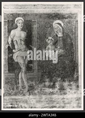 Umbria Terni Ferentillo Abbazia di S. Pietro in Valle3. Hutzel, Max 1960-1990 l'abbazia fu fondata sul luogo in cui vissero due eremiti, Lazzaro e Giovanni, nel vi secolo. Fu fondata dal duca di Spoleto Faroaldo II La navata della chiesa è unica in quanto è orientata verso est. La chiesa fu ricostruita nel X e XI secolo e fu completamente restaurata nel 1931. Le fotografie includono vedute esterne, vedute del cortile, affreschi, sarcofagi e sculture in rilievo. L'iconografia include Madonna con bambino e santi. Pietro e Paolo, Cristo in una mandorla, S.. Foto Stock