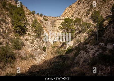 Percorso per il bacino idrico Tibi ad Alicante. Spagna. Foto Stock