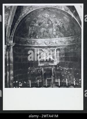 Lazio Viterbo Montefiascone S. Flaviano. Hutzel, Max 1960-1990 Vista esterna della chiesa romanica del XIII secolo costruita sulla sommità di una struttura più antica: I tre archi gotici della facciata sono sormontati da una loggia (c. 1500) e da un piccolo campanile sulla sinistra. Le vedute generali dell'interno a due piani mostrano le tre navate, l'altare maggiore, gli affreschi e una struttura architettonica - volte e colonne - che risalgono a periodi diversi. Nella collezione medievale sono inclusi dettagli dei capitelli (XI secolo), la lapide di Giovanni Fugger (Defuk o Johannes De Fuk) e l'affresco del XIV secolo Foto Stock