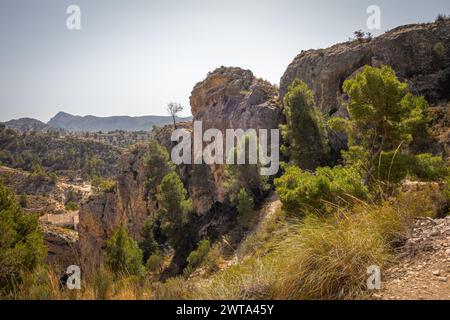 Percorso per il bacino idrico Tibi ad Alicante. Spagna. Foto Stock