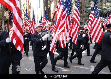 I membri della FDNY Color Guard marciano nella St. Patrick's Day Parade sulla Fifth Avenue a New York, N.Y., sabato 16 marzo 2024. Il St. Patrick's Day Parade, una delle tradizioni più antiche e grandiose di New York, si tiene per la 263a volta lungo la Fifth Avenue. (Foto: Gordon Donovan) Foto Stock