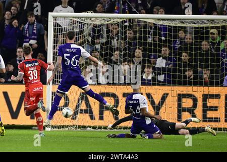 Bruxelles, Belgio. 16 marzo 2024. Isaak Davies di Kortrijk segna un gol durante una partita di calcio tra RSC Anderlecht e KV Kortrijk, sabato 16 marzo 2024 a Bruxelles, l'ultimo giorno (30/30) della prima divisione del campionato belga 'Jupiler Pro League' 2023-2024. BELGA PHOTO LAURIE DIEFFEMBACQ credito: Belga News Agency/Alamy Live News Foto Stock