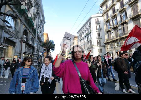 Napoli, Italia. 15 marzo 2024. 15 marzo 2024, Napoli, Italia: I manifestanti prendono parte ad una protesta che ha avuto luogo per chiedere a voce alta di fermare il genocidio del popolo palestinese. Ha anche chiesto l'estradizione di Anan Yaeesh, cittadino palestinese rinchiuso nelle prigioni italiane con l'accusa di terrorismo e soggetto alla sua possibile estradizione in Israele. Il 15 marzo 2024 a Napoli, Italia. (Foto di Pasquale Senatore/ Eyepix Group/Sipa USA) credito: SIPA USA/Alamy Live News Foto Stock