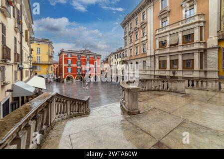 Mondovi, Italia - 09 marzo 2024: St Piazza Pietro, vista degli edifici storici decorati con portici e della piazza lastricata con lastre di pietra Foto Stock