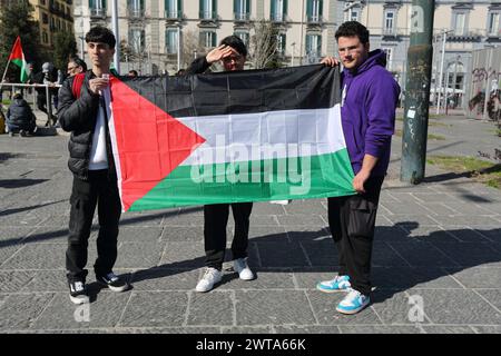 Napoli, Italia. 15 marzo 2024. I manifestanti partecipano a una protesta che ha avuto luogo per chiedere ad alta voce di fermare il genocidio del popolo palestinese. Ha anche chiesto l'estradizione di Anan Yaeesh, cittadino palestinese rinchiuso nelle prigioni italiane con l'accusa di terrorismo e soggetto alla sua possibile estradizione in Israele. Il 15 marzo 2024 a Napoli, Italia (Credit Image: © Pasquale Senatore/eyepix via ZUMA Press Wire) SOLO USO EDITORIALE! Non per USO commerciale! Foto Stock