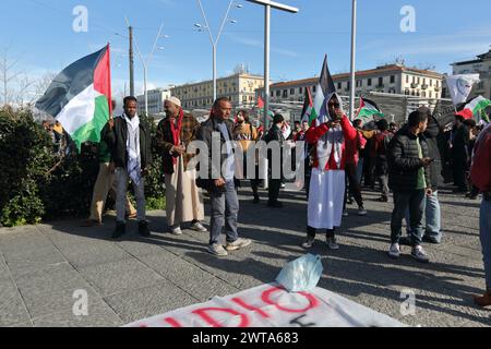 Napoli, Italia. 15 marzo 2024. 15 marzo 2024, Napoli, Italia: I manifestanti prendono parte ad una protesta che ha avuto luogo per chiedere a voce alta di fermare il genocidio del popolo palestinese. Ha anche chiesto l'estradizione di Anan Yaeesh, cittadino palestinese rinchiuso nelle prigioni italiane con l'accusa di terrorismo e soggetto alla sua possibile estradizione in Israele. Il 15 marzo 2024 a Napoli, Italia. (Foto di Pasquale Senatore/ Eyepix Group/Sipa USA) credito: SIPA USA/Alamy Live News Foto Stock