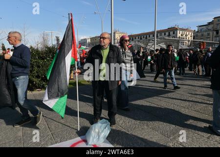 Napoli, Italia. 15 marzo 2024. I manifestanti partecipano a una protesta che ha avuto luogo per chiedere ad alta voce di fermare il genocidio del popolo palestinese. Ha anche chiesto l'estradizione di Anan Yaeesh, cittadino palestinese rinchiuso nelle prigioni italiane con l'accusa di terrorismo e soggetto alla sua possibile estradizione in Israele. Il 15 marzo 2024 a Napoli, Italia (Credit Image: © Pasquale Senatore/eyepix via ZUMA Press Wire) SOLO USO EDITORIALE! Non per USO commerciale! Foto Stock