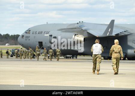 La North Carolina Air National Guardsmen si avvicina ad un aereo C-17 Globemaster III parcheggiato di recente dopo il suo atterraggio durante un esercizio di preparazione alla base dell'aeroporto internazionale Charlotte-Douglas, 16 marzo 2024. L'esercizio di prontezza dimostra un impiego agile nel combattimento con Airmen multi-capace. (Foto U.S. Air National Guard di Tech. Sergente Laura J. Tickle) Foto Stock