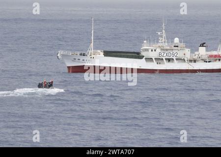 240227-N-FN072-4093 OCEANO PACIFICO (27 febbraio 2024) Una barca gonfiabile a scafo rigido (RHIB) che trasportava il personale della Guardia Costiera statunitense 14 imbarcato sull'incrociatore missilistico guidato classe Ticonderoga USS Antietam (CG 54) avvicinandosi a una nave da pesca straniera a sostegno dell'Oceania Maritime Security Initiative (OMSI), 27 febbraio 2024. USS Antietam (CG 54) è schierato a sostegno del programma Oceania Maritime Security Initiative (OMSI), un programma del Segretario della difesa che sfrutta le risorse del Dipartimento della difesa in transito nella regione per aumentare la consapevolezza del dominio marittimo della Guardia Costiera, in ultima analisi supp Foto Stock