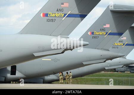 La North Carolina Air National Guardsmen si avvicina ad un aereo C-17 Globemaster III parcheggiato di recente dopo il suo atterraggio durante un esercizio di preparazione alla base dell'aeroporto internazionale Charlotte-Douglas, 16 marzo 2024. L'esercizio di prontezza dimostra un impiego agile nel combattimento con Airmen multi-capace. (Foto U.S. Air National Guard di Tech. Sergente Laura J. Tickle) Foto Stock