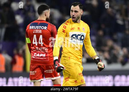 Bruxelles, Belgio. 16 marzo 2024. Il portiere di Kortrijk Lucas Pirard festeggia dopo aver vinto una partita di calcio tra RSC Anderlecht e KV Kortrijk, sabato 16 marzo 2024 a Bruxelles, l'ultimo giorno (30/30) della prima divisione del campionato belga 'Jupiler Pro League' 2023-2024. BELGA PHOTO LAURIE DIEFFEMBACQ credito: Belga News Agency/Alamy Live News Foto Stock