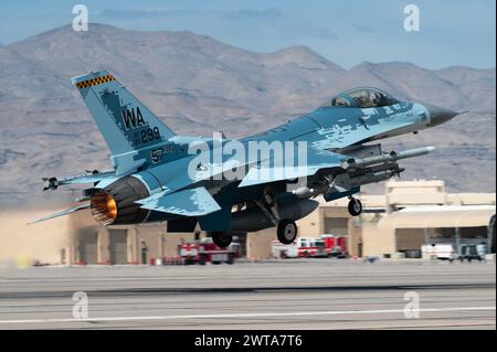 Un F-16 Aggressor assegnato al 64th Aggressor Squadron decolla per una missione Red Flag-Nellis 24-2 a Nellis AFB, Nevada, 14 marzo 2024. Durante gli esercizi Red Flag, gli aggressori forniscono aria avversaria realistica, rappresentativa delle minacce e vicina ai pari per l'addestramento di alto livello degli Stati Uniti e della coalizione. (Foto U.S. Air Force di William R. Lewis) Foto Stock