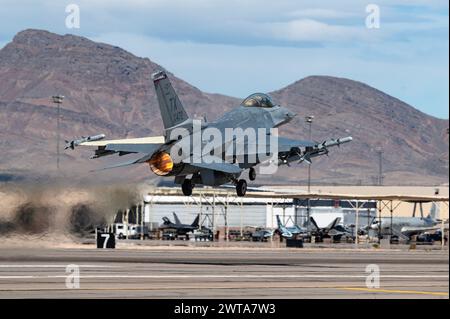 Un F-16 Aggressor assegnato al 706th Aggressor Squadron decolla per una missione Red Flag-Nellis 24-2 a Nellis AFB, Nevada, 14 marzo 2024. Durante gli esercizi Red Flag, gli aggressori forniscono aria avversaria realistica, rappresentativa delle minacce e vicina ai pari per l'addestramento di alto livello degli Stati Uniti e della coalizione. (Foto U.S. Air Force di William R. Lewis) Foto Stock