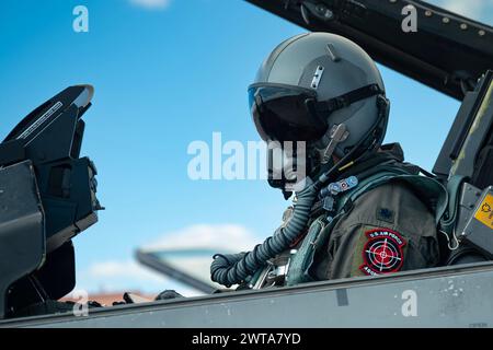 Il tenente colonnello James Atkinson An, pilota di F-16 Aggressor assegnato al 706th Aggressor Squadron, si prepara al lancio per una missione Red Flag-Nellis 24-2 a Nellis AFB, Nevada, 13 marzo 2024. Queste esercitazioni creano partnership e interoperabilità tra i nostri alleati e tra domini diversi. I partecipanti conducono una varietà di scenari, tra cui controaria difensiva, soppressione offensiva-controaria delle difese aeree nemiche e interdizione controaria offensiva. (Foto U.S. Air Force di William R. Lewis) Foto Stock