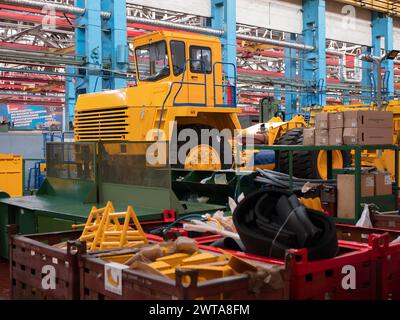 Minsk, Bielorussia - 24 settembre 2022: Una delle officine BELAZ per la produzione di dumper Foto Stock