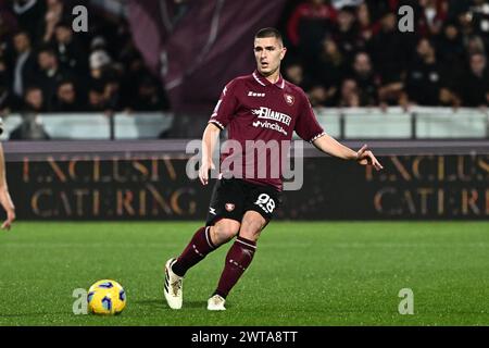 Salerno, Italia. 16 marzo 2024. Lorenzo Pirola della US Salernitana in azione durante la partita di serie A tra US Salernitana e US Lecce allo Stadio Arechi Salerno Italia il 16 marzo 2024. ( Credito: Nicola Ianuale/Alamy Live News Foto Stock