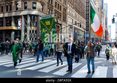 New York, New York, Stati Uniti. 16 marzo 2024. Contingenti irlandesi-americani hanno preso il via dalla St. Di New York Patrick's Day Parade con le melodie di numerose bande di pipe e applaudito da schiere di spettatori, molti addobbati di verde. La County Limerick B & S Association di New York. Crediti: Ed Lefkowicz/Alamy Live News Foto Stock