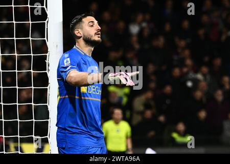 Salerno, Italia. 16 marzo 2024. Wladimiro Falcone della US Lecce gesta durante la partita di serie A tra US Salernitana e US Lecce allo Stadio Arechi Salerno Italia il 16 marzo 2024. ( Credito: Nicola Ianuale/Alamy Live News Foto Stock