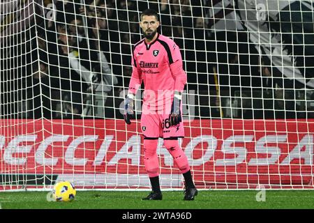 Salerno, Italia. 16 marzo 2024. Benoit Costil della US Salernitana durante la partita di serie A tra US Salernitana e US Lecce allo Stadio Arechi Salerno Italia il 16 marzo 2024. ( Credito: Nicola Ianuale/Alamy Live News Foto Stock