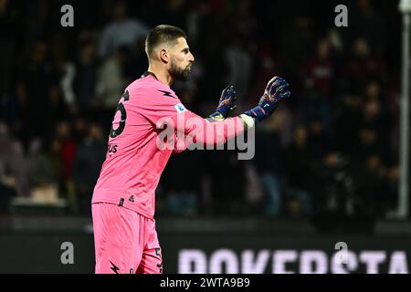 Salerno, Italia. 16 marzo 2024. Benoit Costil della US Salernitana gesta durante la partita di serie A tra US Salernitana e US Lecce allo Stadio Arechi Salerno Italia il 16 marzo 2024. ( Credito: Nicola Ianuale/Alamy Live News Foto Stock