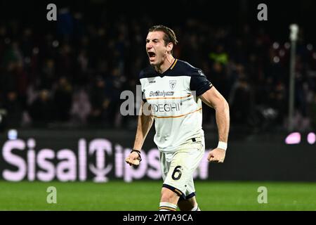 Salerno, Italia. 16 marzo 2024. Federico Baschirotto della US Lecce festeggia al termine della partita di serie A TIM tra US Salernitana e US Lecce allo Stadio Arechi di Salerno, Italia, il 16 marzo 2024. ( Credito: Nicola Ianuale/Alamy Live News Foto Stock