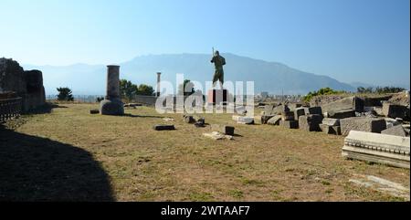 Statua di Daedalo, di Igor Mitoraj nell'antica città romana di Pompei all'ombra del Vesuvio Foto Stock