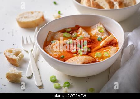 Aringhe deliziose e fresche in salamoia come fonte di grasso sano nel recipiente bianco. Foto Stock