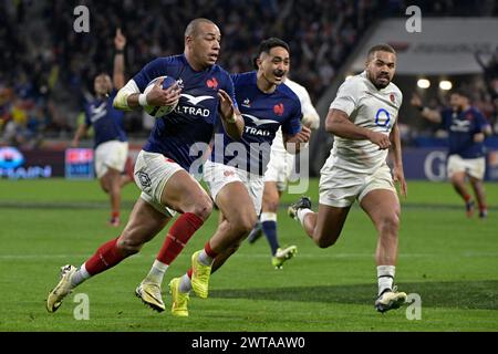 © PHOTOPQR/LE PROGRES/Maxime JEGAT - Décines-Charpieu 16/03/2024 - Rugby - 6 nazioni - Francia VS Angleterre à Décines le 16 mars 2024 -Gael Fickou (Francia) file vers l'essai au cours du match entre la France (en bleu) et l'Angleterre (en blanc) au Groupama Stadium à Décines près de Lyon et comptant pour le tournoi des 6 Nations 2024. Crediti: MAXPPP/Alamy Live News Foto Stock