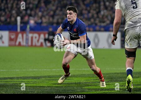 © PHOTOPQR/LE PROGRES/Maxime JEGAT - Décines-Charpieu 16/03/2024 - Rugby - 6 nazioni - Francia VS Angleterre à Décines le 16 mars 2024 -Nolann le Garrec (Francia) au cours du match entre la France (en bleu) et l'Angleterre (en blanc) au Groupama Stadium à Décines près de Lyon et comptant pour le tournoi des 6 Nations 2024. Crediti: MAXPPP/Alamy Live News Foto Stock