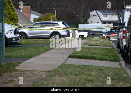 Trenton, Stati Uniti. 16 marzo 2024. La polizia controlla la scena del crimine a Viewpoint Lane, dove il sospetto della matrigna di 52 anni di Andre Gordon, Karen Gordon e la tredicenne sorella Kera Gordon sono stati entrambi uccisi e uccisi. Un sospetto ha ucciso diverse persone in una situazione di sparatoria attiva a Levittown, Pennsylvania, all'interno di Falls Township, ed è barricato all'interno di una residenza a Trenton. L'uomo armato, responsabile di numerose vittime a Levittown, Pennsylvania, sabato, è in una situazione di stallo con la polizia mentre tiene ostaggi a Trenton, New Jersey. Credito: SOPA Images Limited/Alamy Live News Foto Stock