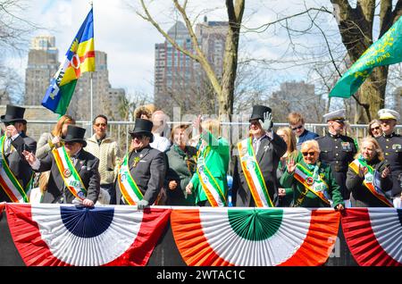 New York, Stati Uniti. 16 marzo 2024. Grand Marshall dell'annuale St La parata del giorno di San Patrizio suona ai partecipanti lungo la Fifth Avenue a New York City. (Foto di Ryan Rahman/Pacific Press) crediti: Pacific Press Media Production Corp./Alamy Live News Foto Stock