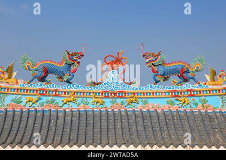 Tetto del tempio decorato e colorato a Vientiane Laos. Vientiane è la capitale del Laos, un paese sempre più popolare da visitare nel sud-est asiatico. Foto Stock