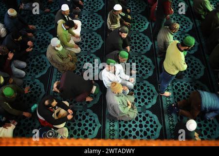 Srinagar, Jammu e Kashmir, India. 16 marzo 2024. Le persone eseguono la preghiera nel santuario durante il Ramadan a Srinagar, stato amministrato dall'India di Jammu e Kashmir il 16 marzo 2024. (Credit Image: © Mubashir Hassan/Pacific Press via ZUMA Press Wire) SOLO PER USO EDITORIALE! Non per USO commerciale! Foto Stock