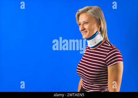 una donna caucasica che ha problemi al collo e indossa un collare di rinforzo, spazio copia foto studio. Foto di alta qualità Foto Stock
