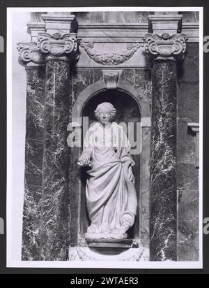Umbria Perugia Trevi Chiesa della Madonna delle Lacrime8. Hutzel, Max 1960-1990 viste della parte esterna piana si concentrano sul portale scolpito. L'interno spazioso e dalle pareti bianche è pieno di varie pale d'altare e monumenti tombali della famiglia Valenti (Romolo, Filiberto, Cardinale Erminio). Nelle pale d'altare sono raffigurati i seguenti soggetti e santi: S. Ubaldo, SS. Battista e Antonio di Padova, S. Agostino, St Francis, St. Joseph, St. Peter, St. Paolo, Giona, Davide, sibille, profeti, l'Annunciazione, la Natività, il Betrothal della Vergine, la fuga in Egitto, la Visitazione, una Madonna e Foto Stock