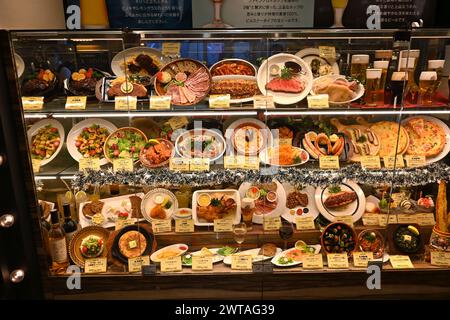 Modelli di cibo in resina Sampuru in vetrina del ristorante – Shibuya, Tokyo, Giappone – 26 febbraio 2024 Foto Stock