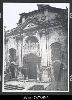 Abruzzo Pescara popoli SS. Trinita. Hutzel, Max 1960-1990 Post-medievale: Architettura settecentesca con tre portali e tamburo ottagonale per cupola. Il fotografo e studioso tedesco Max Hutzel (1911-1988) fotografò in Italia dai primi anni '1960 fino alla sua morte. Il risultato di questo progetto, citato da Hutzel come foto Arte minore, è un'accurata documentazione dello sviluppo storico dell'arte in Italia fino al XVIII secolo, che comprende oggetti degli Etruschi e dei Romani, nonché monumenti altomedievali, romanici, gotici, rinascimentali e barocchi. Le immagini sono organizzate in base alla registrazione geografica Foto Stock