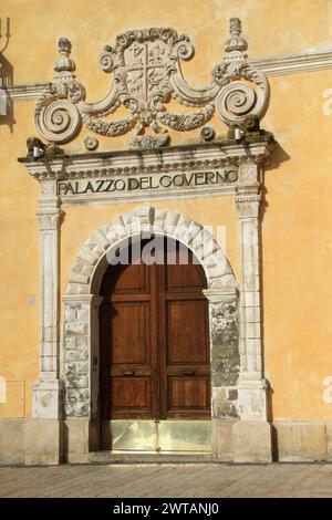 Matera, Italia. Portale della Prefettura in Piazza Vittorio Veneto. Foto Stock