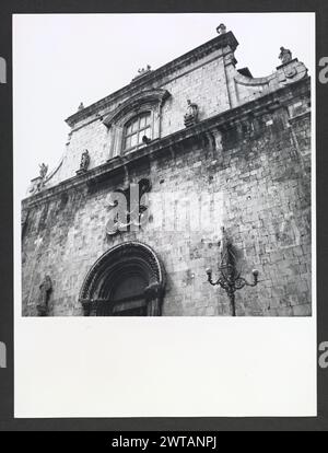 Abruzzo Pescara popoli S. Francesco0. Hutzel, Max 1960-1990 Post-medievale: Architettura romanica ricostruita alla fine del XV secolo, aggiunta del XVII secolo alla facciata e al campanile del XVIII secolo; scultura. Il fotografo e studioso tedesco Max Hutzel (1911-1988) fotografò in Italia dai primi anni '1960 fino alla sua morte. Il risultato di questo progetto, citato da Hutzel come foto Arte minore, è un'accurata documentazione dello sviluppo storico dell'arte in Italia fino al XVIII secolo, che comprende oggetti degli Etruschi e dei Romani, oltre che dell'altomedievale, romanico, gotico, rinascimentale e di Ba Foto Stock